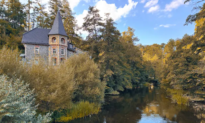 Blick auf eine Villa am Wasser in Treseburg