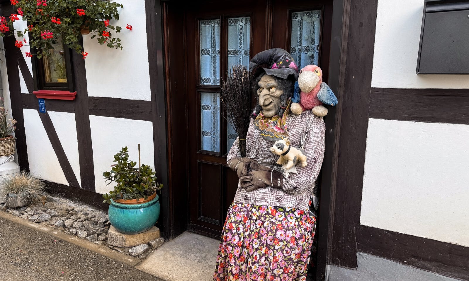 Hexenfigur vor einem Haus im Bodetal