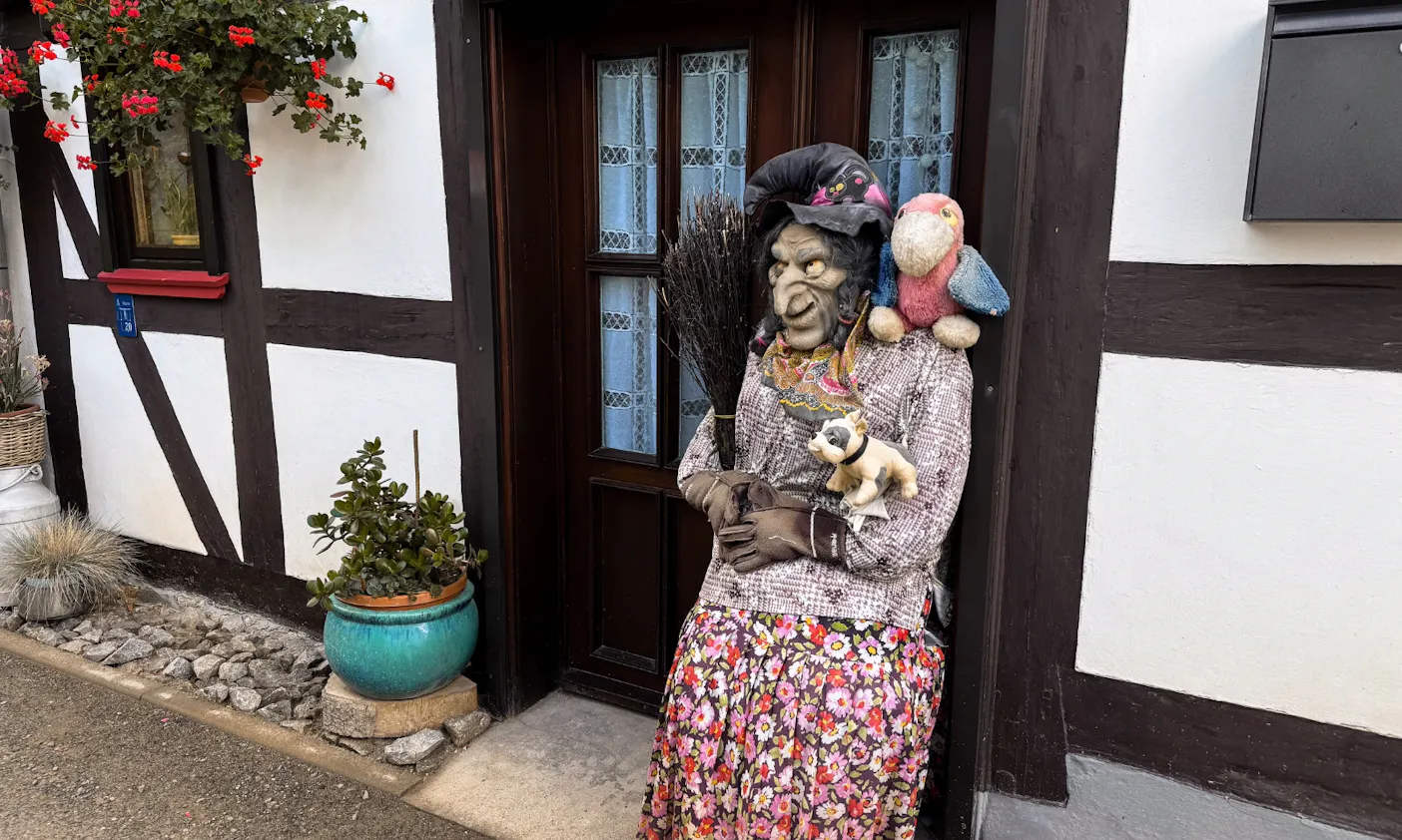 Hexenfigur vor einem Haus im Bodetal