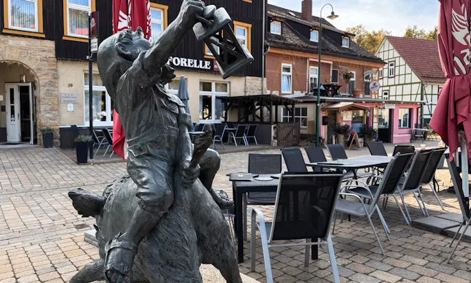 Zwerg mit Wildschwein Statue in Treseburg