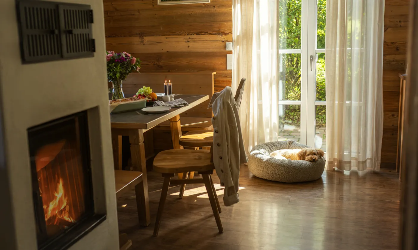 Wohnbereich mit Kamin im Ferienhaus des Torfhaus Harzresort