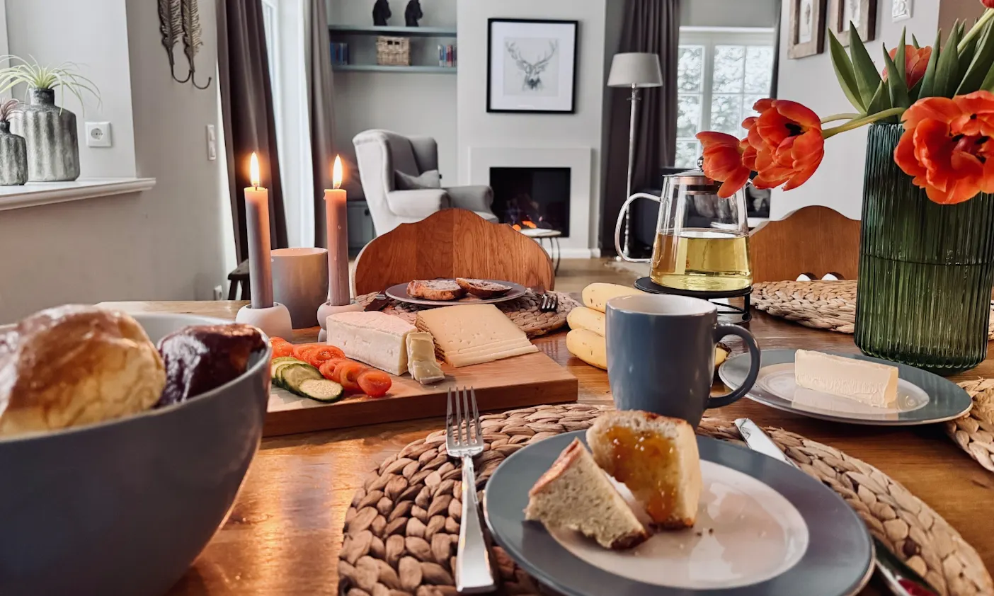 Frühstückstisch mit Brioche