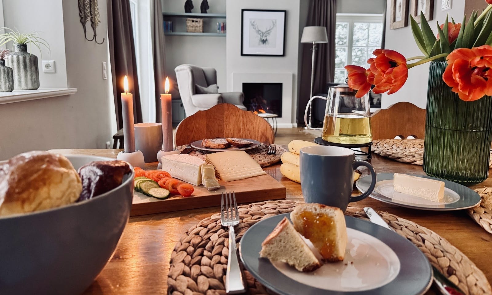 Frühstückstisch mit Brioche