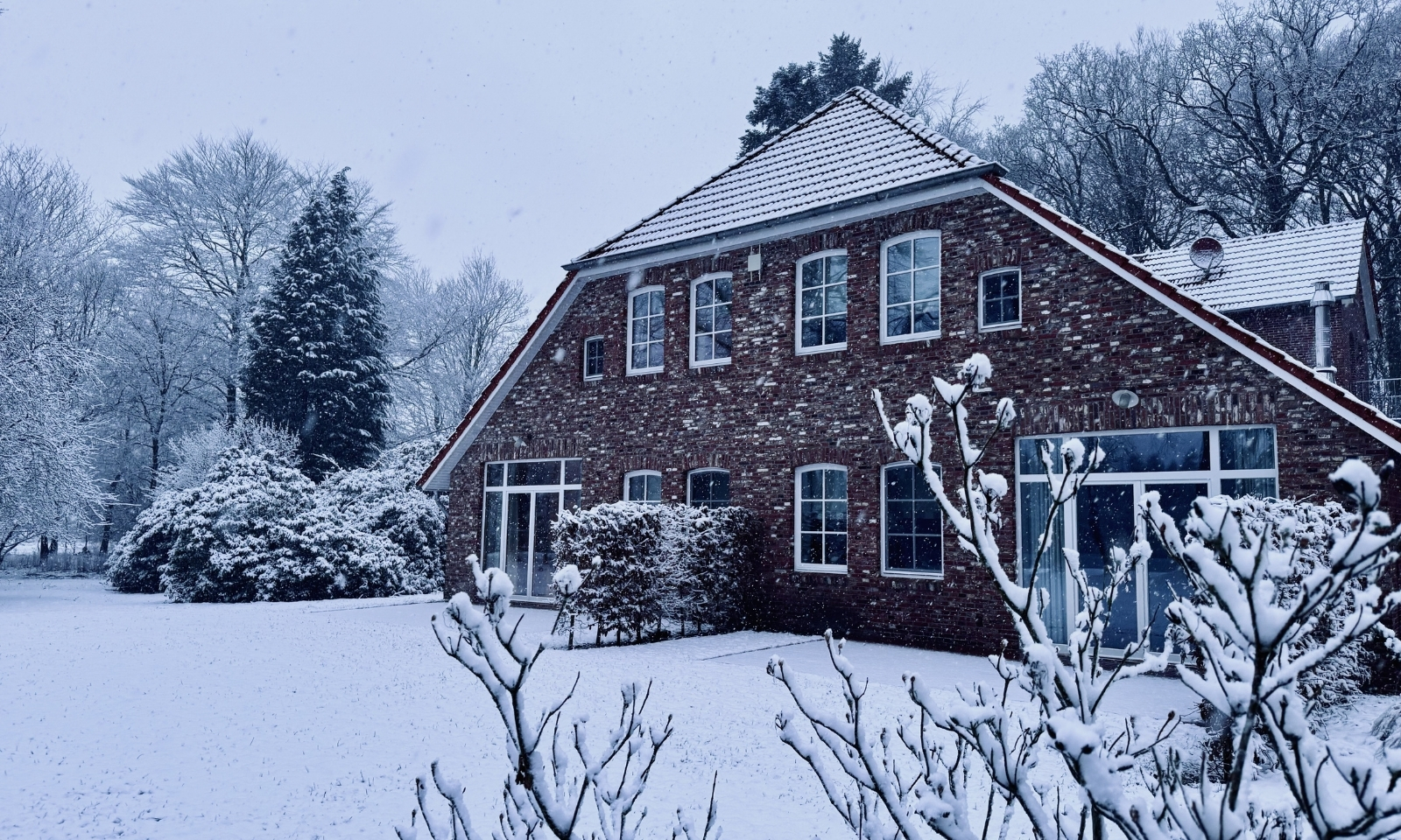 Historische Forsthaus in Ostfriesland im Winter im Schnee