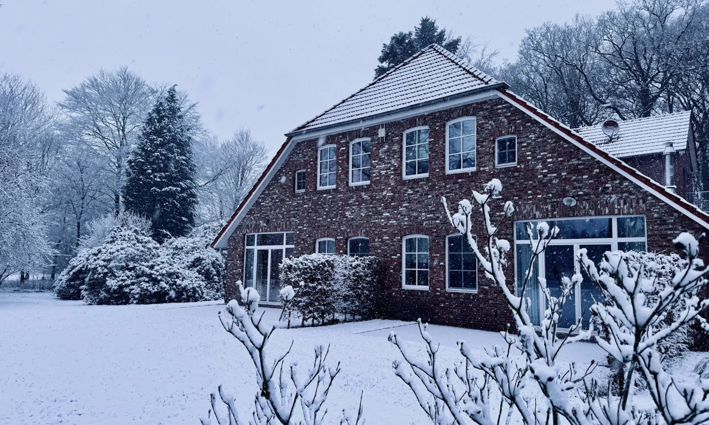 Forsthaus Gödens in Ostfriesland im Schnee