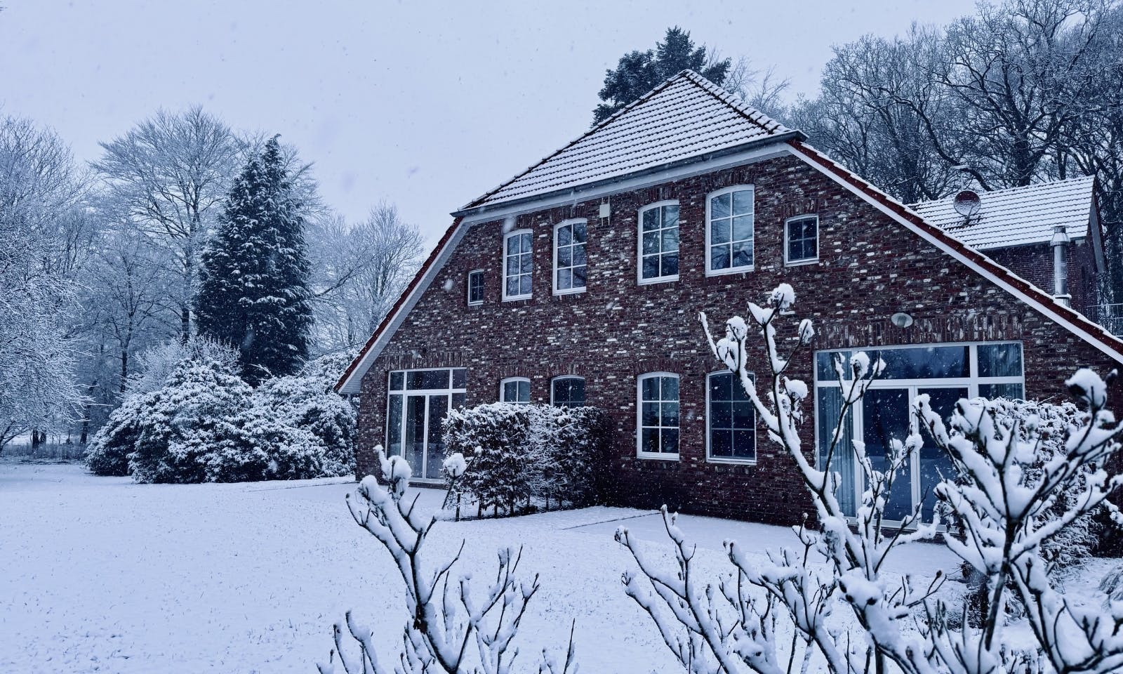 Forsthaus Gödens in Ostfriesland im Schnee