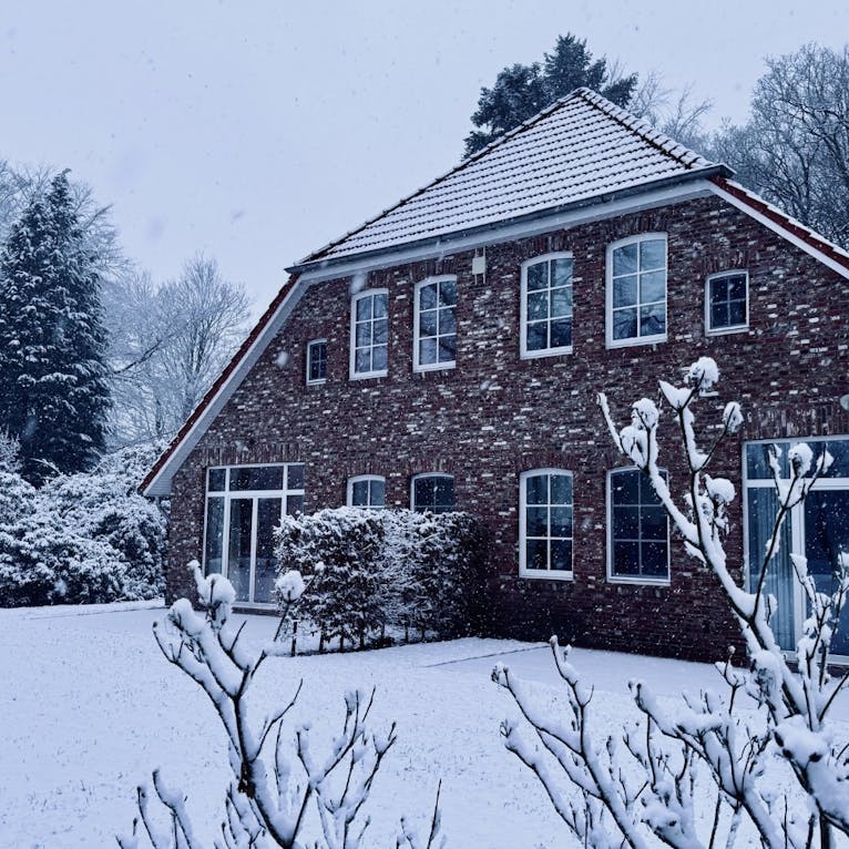 Historische Forsthaus in Ostfriesland im Winter im Schnee