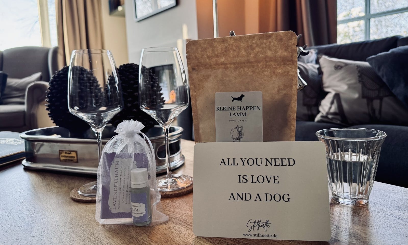 Willkommenspaket für Hundemenschen: Leckerlis und eine Postkarte