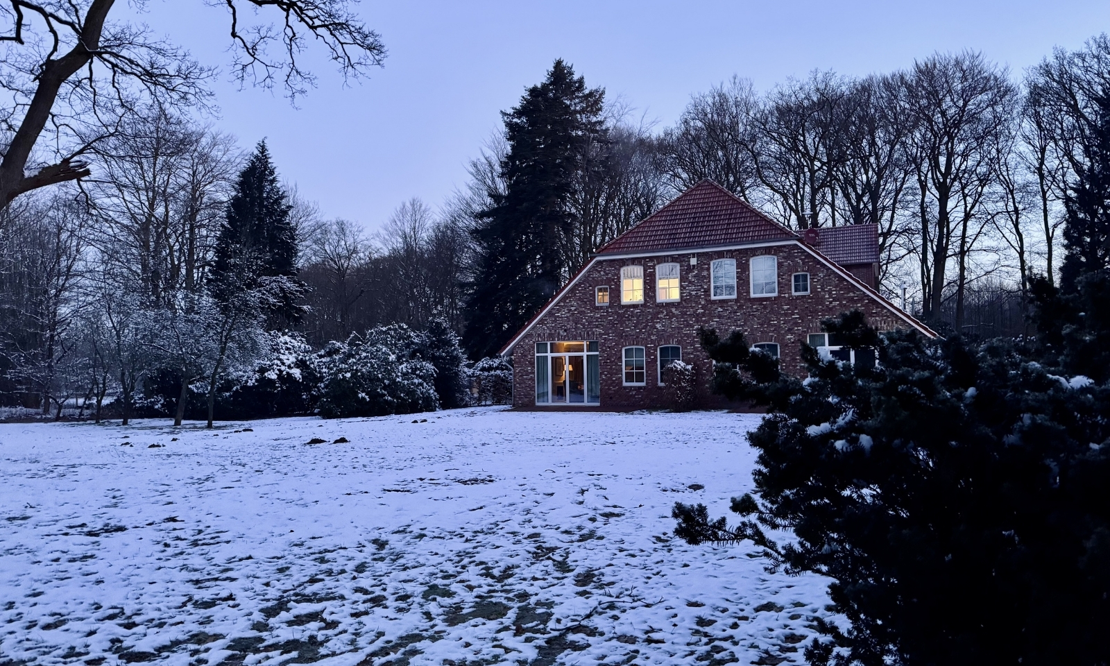 Außenfassade im Winter vom Forsthaus Gedöns in Ostfriesland 