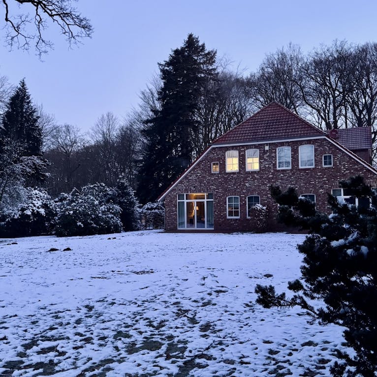 Außenfassade im Winter vom Forsthaus Gedöns in Ostfriesland