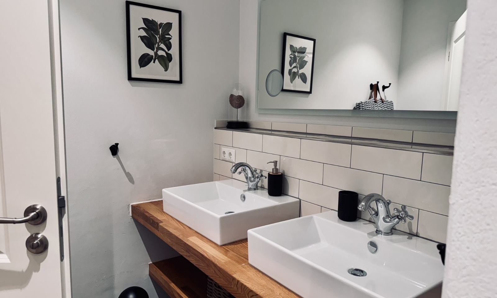 Zwei Waschbecken im modernen Design