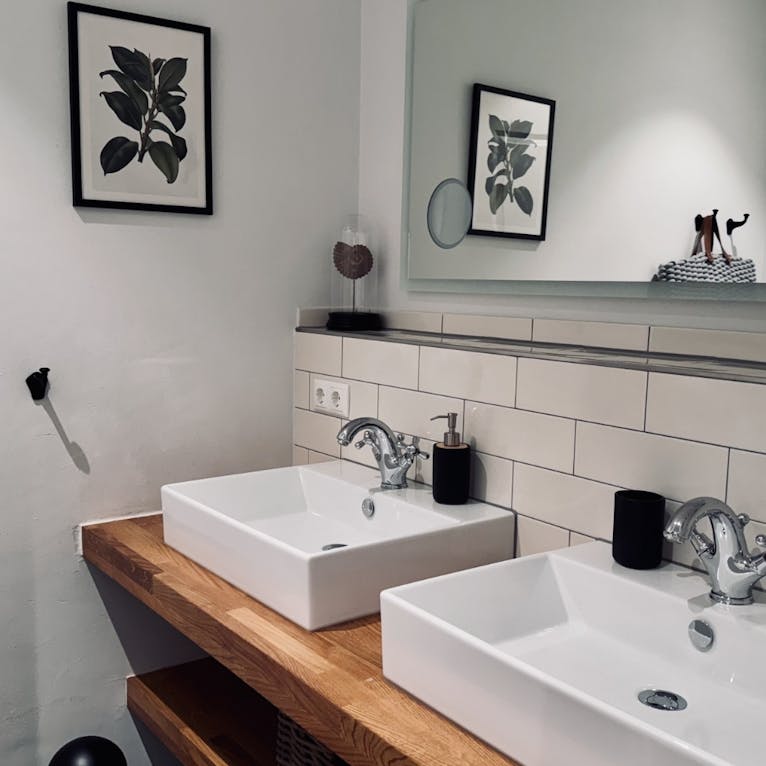 Zwei Waschbecken im modernen Design