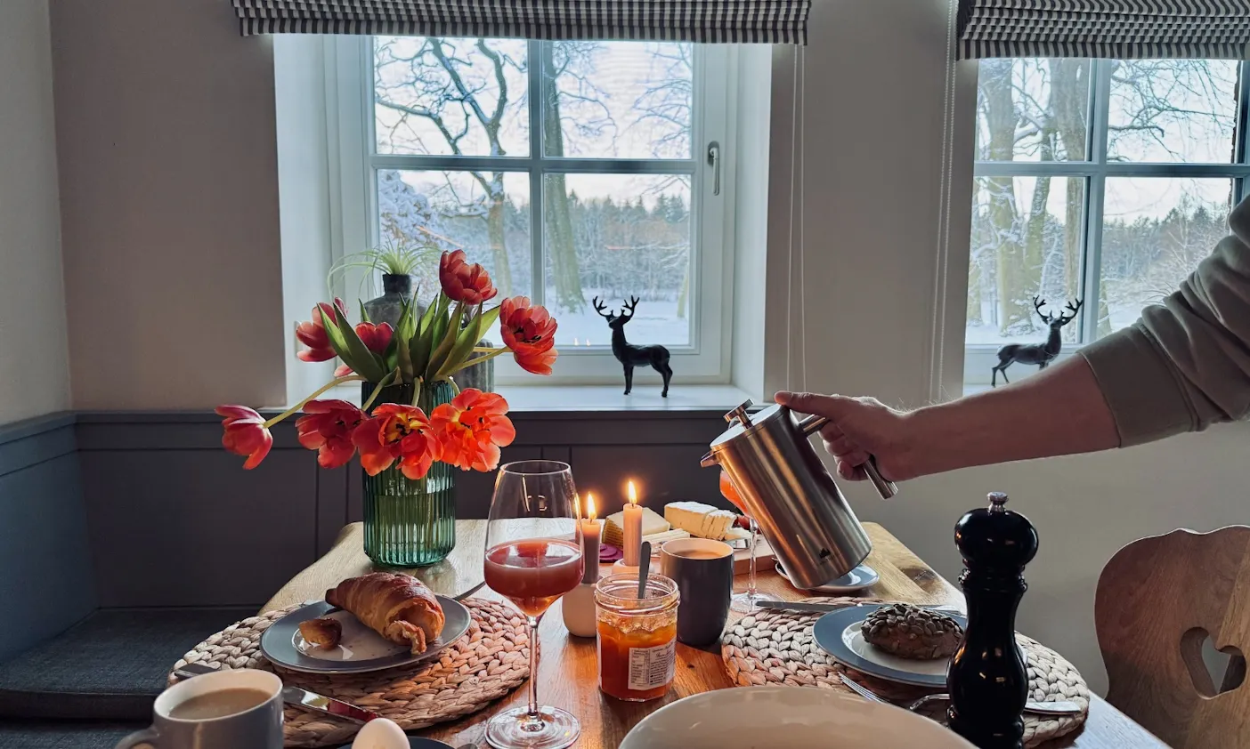 Man schenkt Kaffee ein