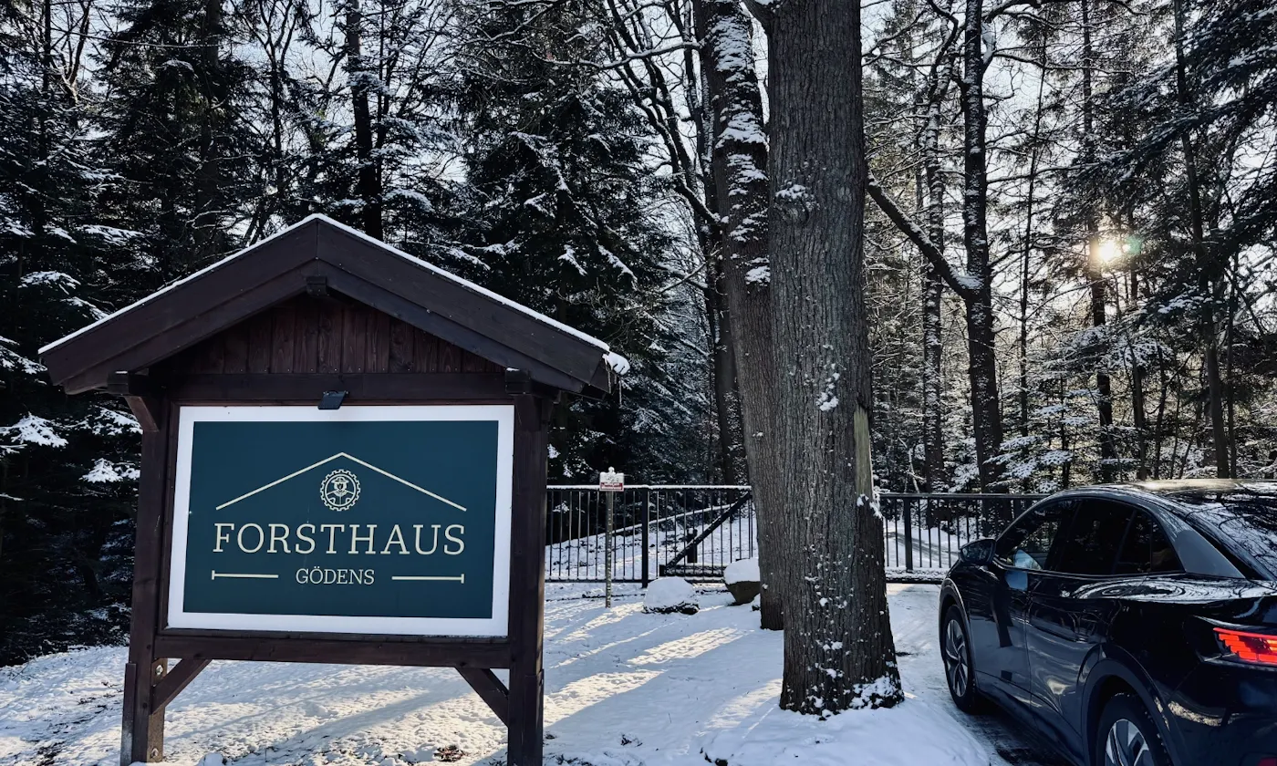 Ein VW ID5 steht vor der Einfahrt des Forsthaus Gödens in Ostfriesland