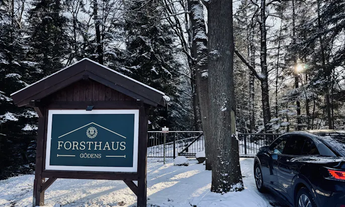 Ein VW ID5 steht vor der Einfahrt des Forsthaus Gödens in Ostfriesland