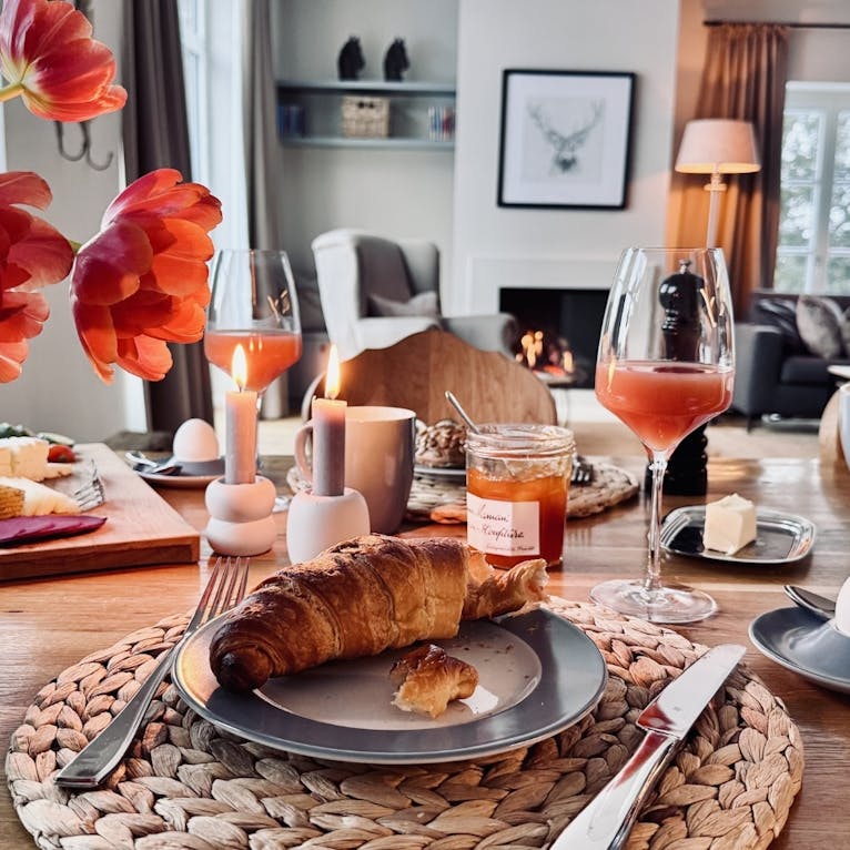 Esstisch mit Frühstück im Forsthaus Gödens