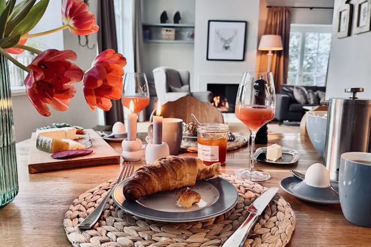 Esstisch mit Frühstück im Forsthaus Gödens