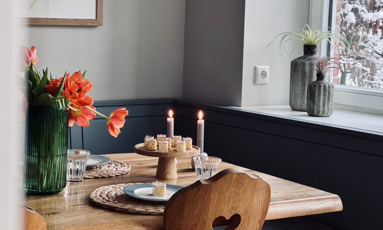 Ostfriesische Teezeit mit Zitronenkuchen mit Blumen verziert