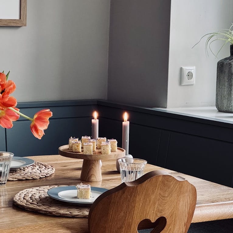 Ostfriesische Teezeit mit Zitronenkuchen mit Blumen verziert