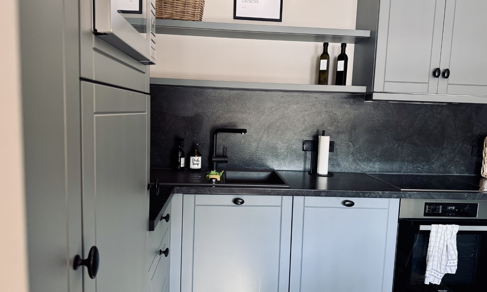 Ausgestatte Küche in der Ferienwohnung Frydag im Forsthaus Gedöns in Ostfriesland 