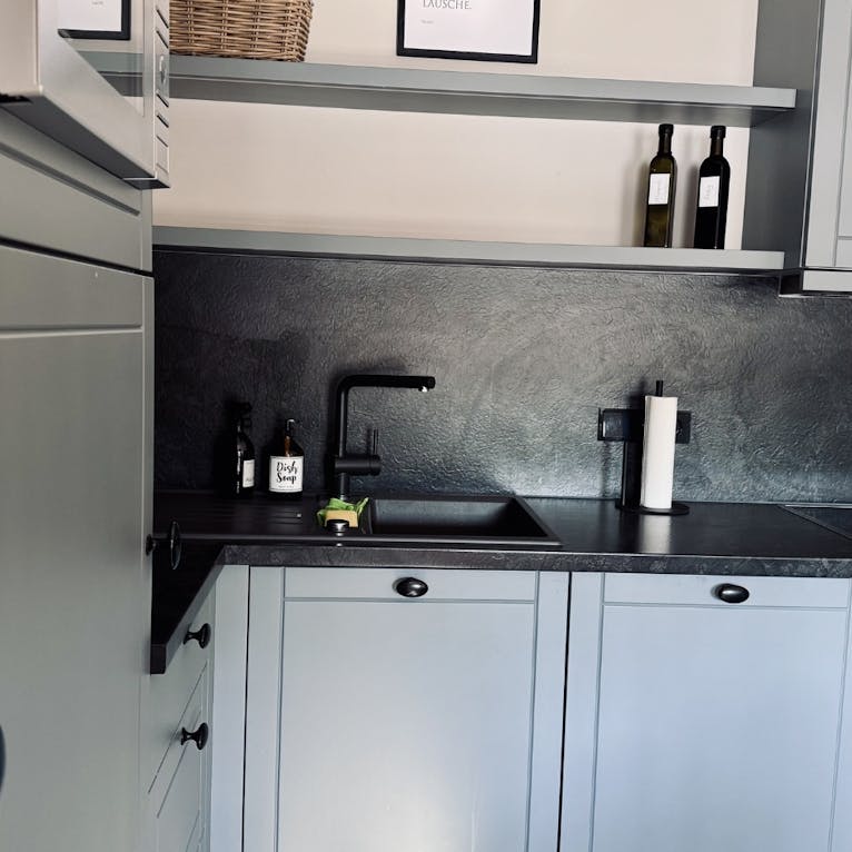 Ausgestatte Küche in der Ferienwohnung Frydag im Forsthaus Gedöns in Ostfriesland