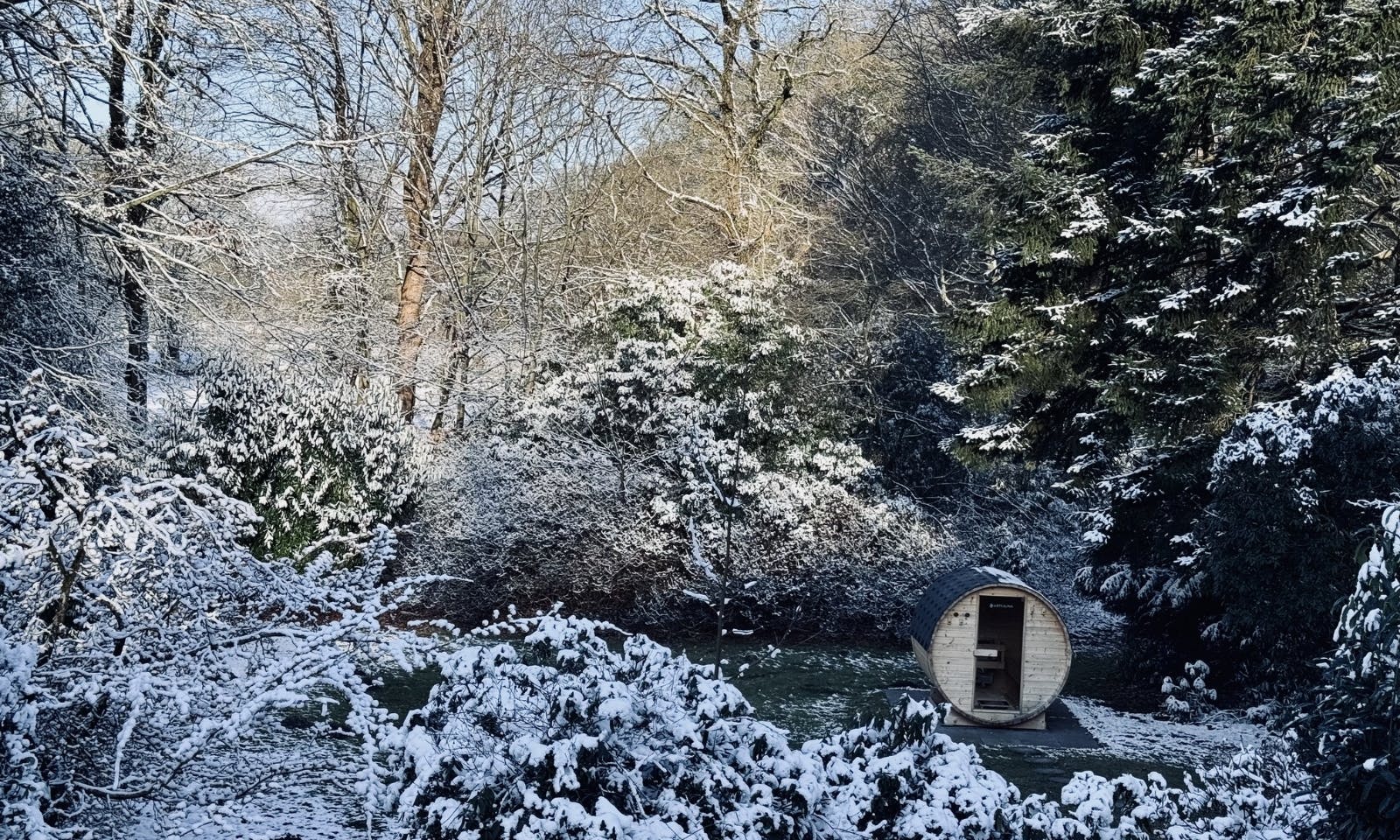 Fasssauna und privater Garten der Ferienwohnung Tom Brok