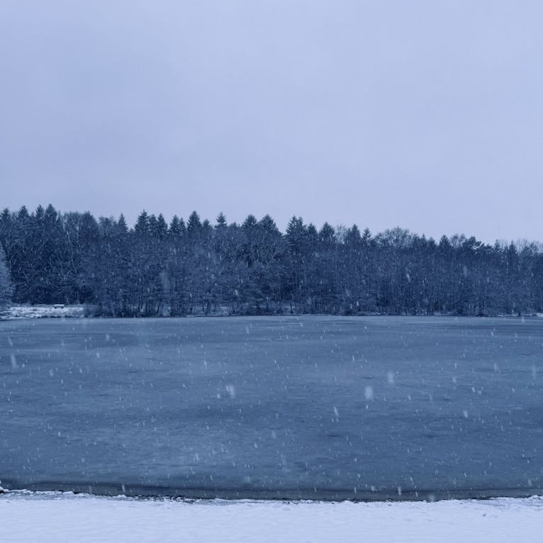 Gefrorener Badesee in Ostfriesland im Winter