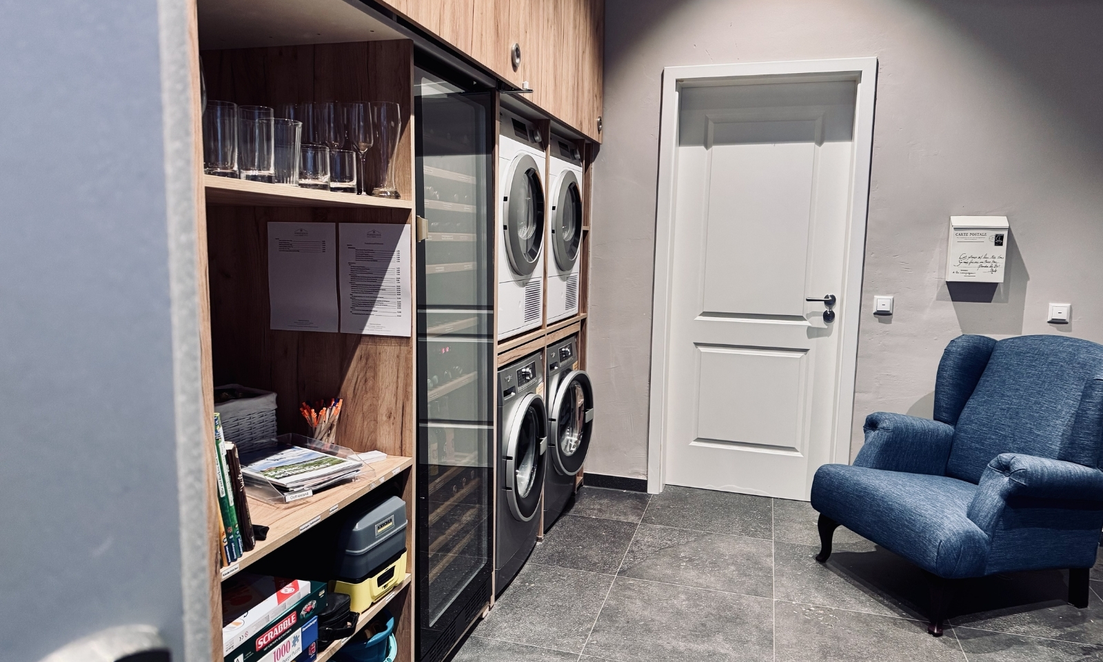 Serviceraum mit Waschmaschinen und Hundedusche