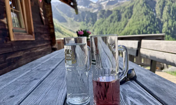 Zwei Limos auf einem Holzstisch in der Kröllalm