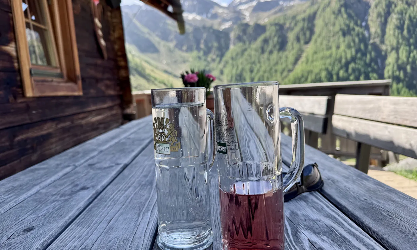 Zwei Limos auf einem Holzstisch in der Kröllalm