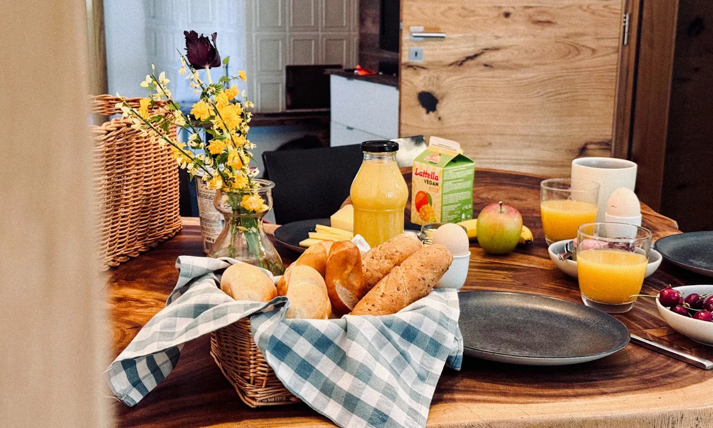 Frühstückskorb und regionale Spezialitäten