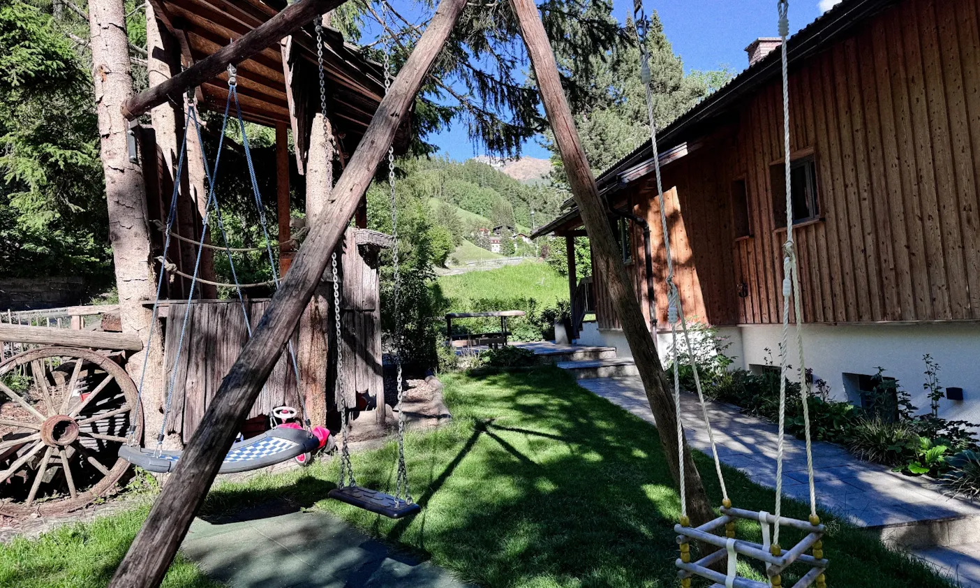 Spielbereich mit Schaukeln im Garten