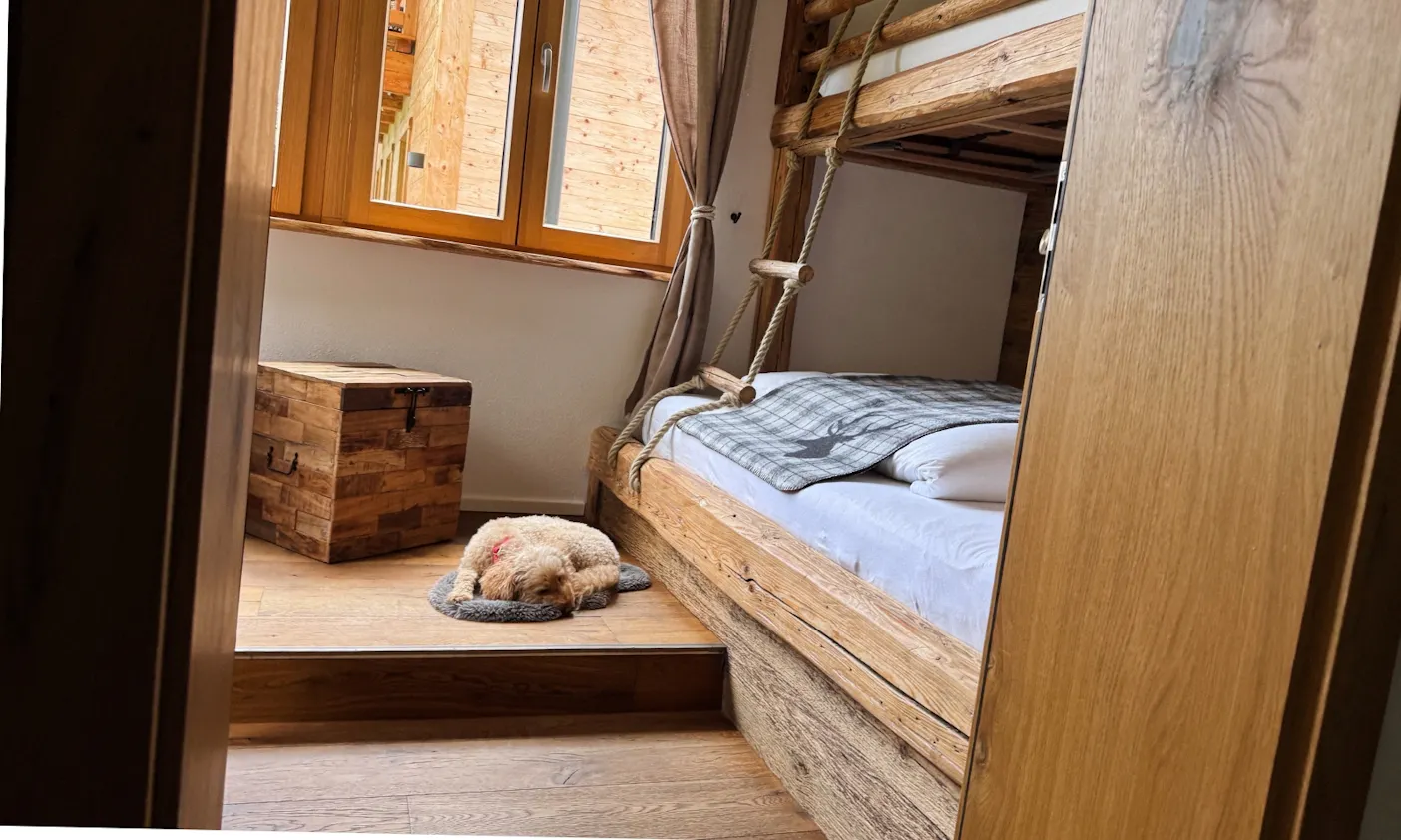 Hochbett im österreichischen Stil mit Massivholz