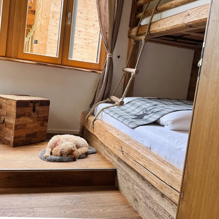 Hochbett im österreichischen Stil mit Massivholz