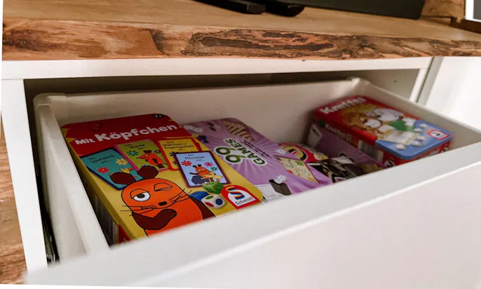 Kinder- und Gesellschaftsspiele in einer Schublade
