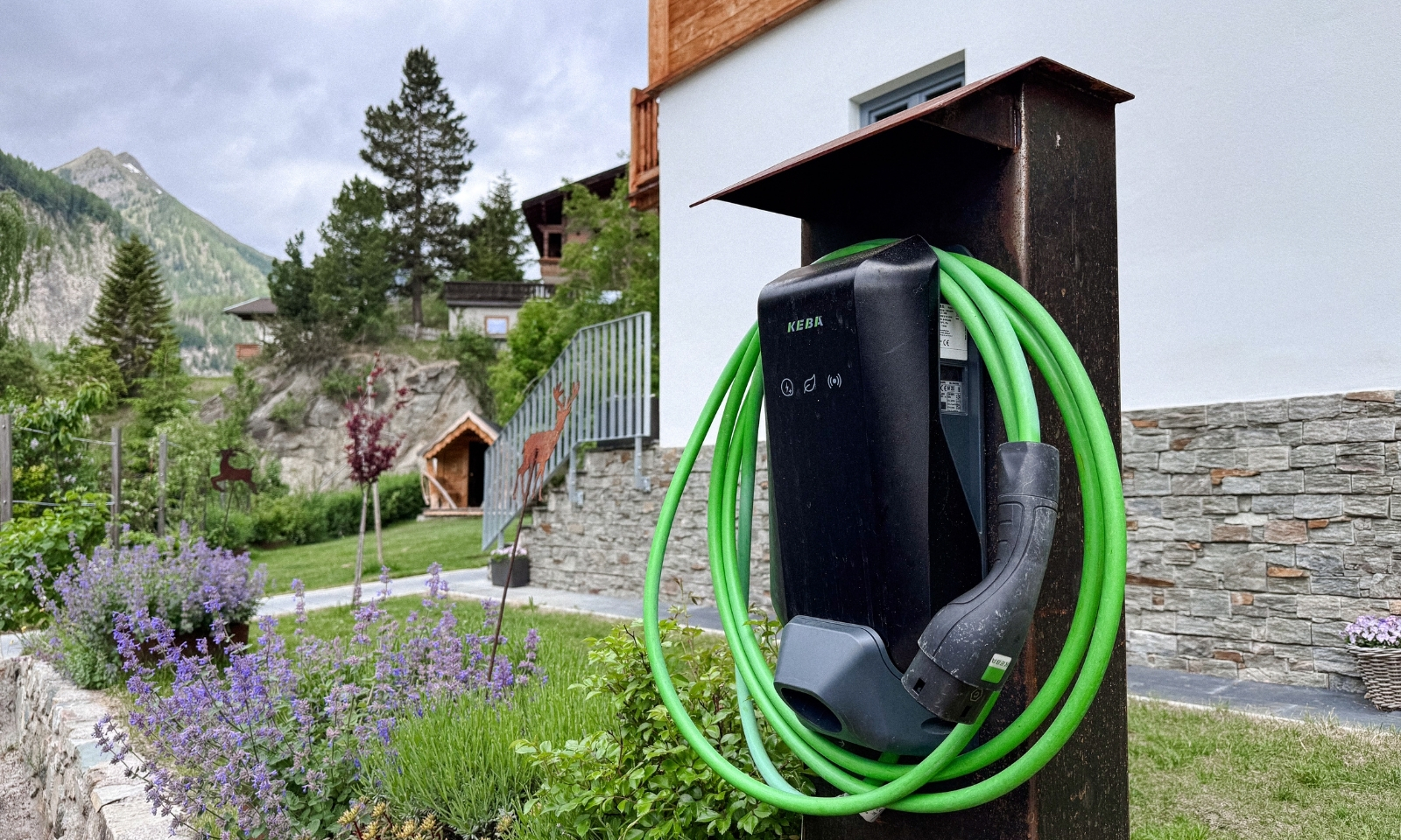 E-Ladesäule vor dem Chalet Waldhäusl