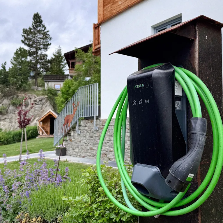 E-Ladesäule vor dem Chalet Waldhäusl