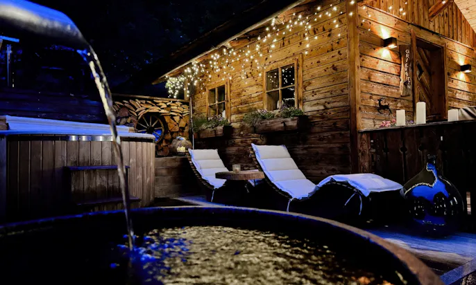 Saunabereich des Chalet WaldHäusl bei Nacht