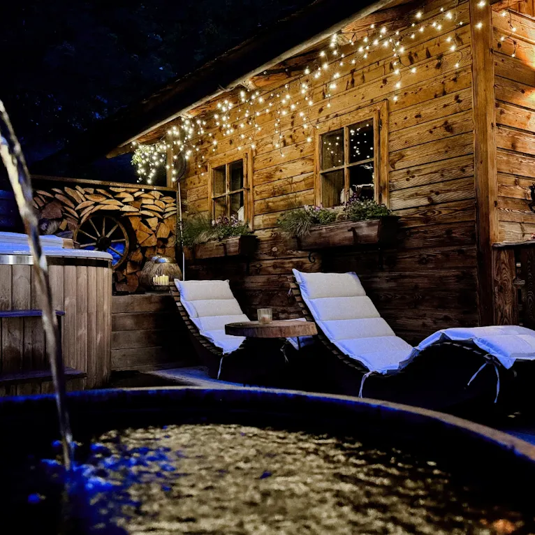 Saunabereich des Chalet Waldhäusls bei Nacht