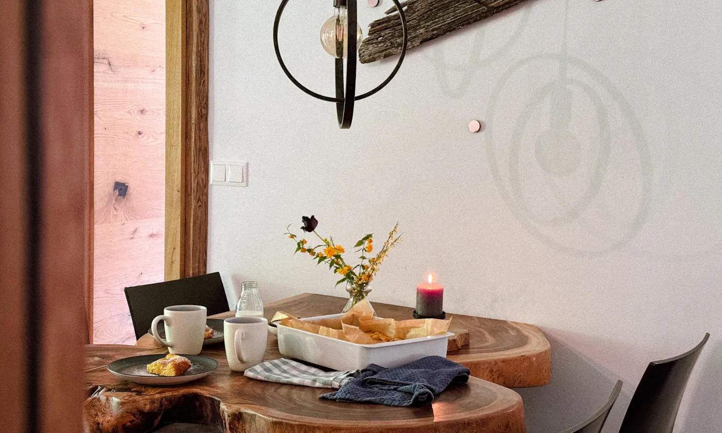 Esstisch gedeckt für Kaffee Kuchen