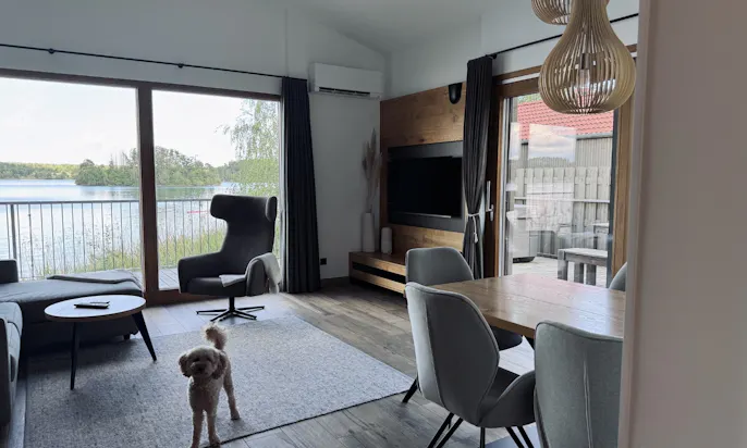 Hund am Strandchalet im Wohnzimmer