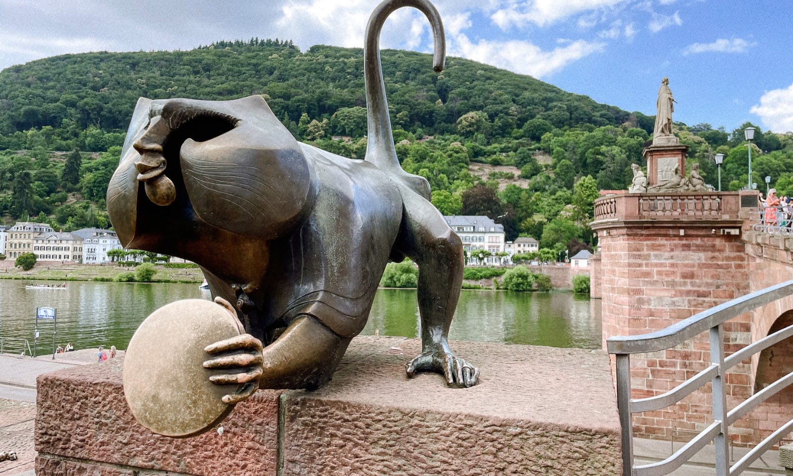 Affe bei der alten Brücke in Heidelberg