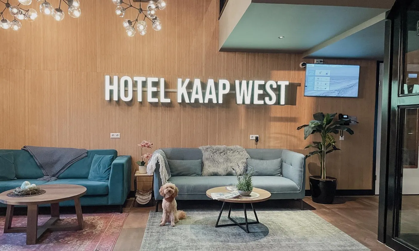 Hotel West Kaap in Westkapelle mit Hund
