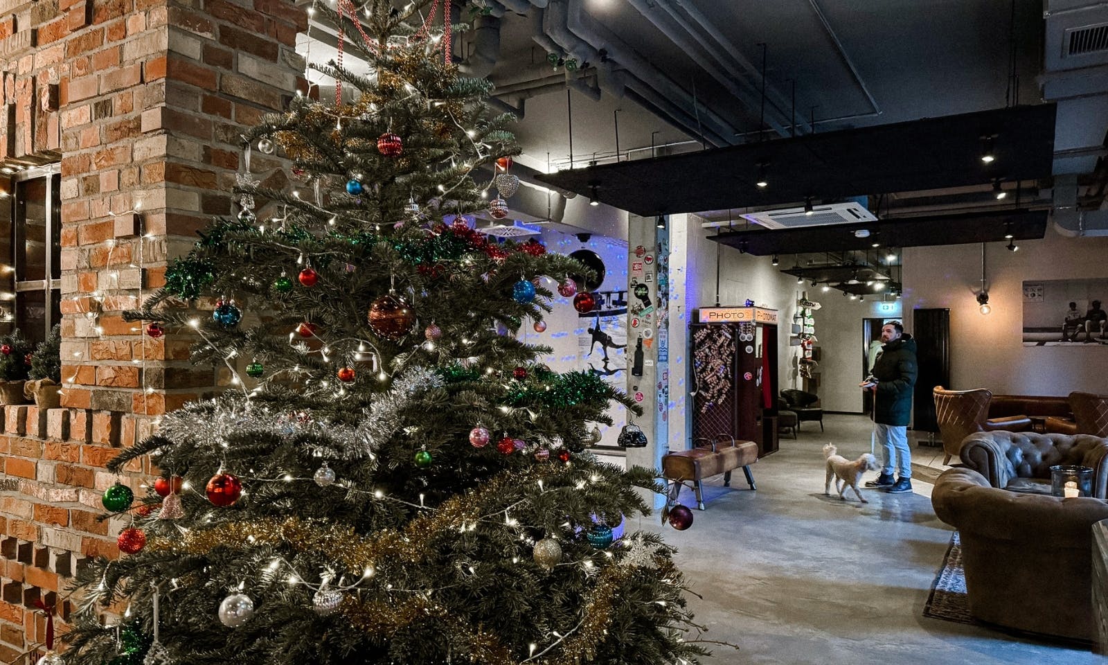 Lobby der Bretterbude in Büsum mit Weihnachtsbaum