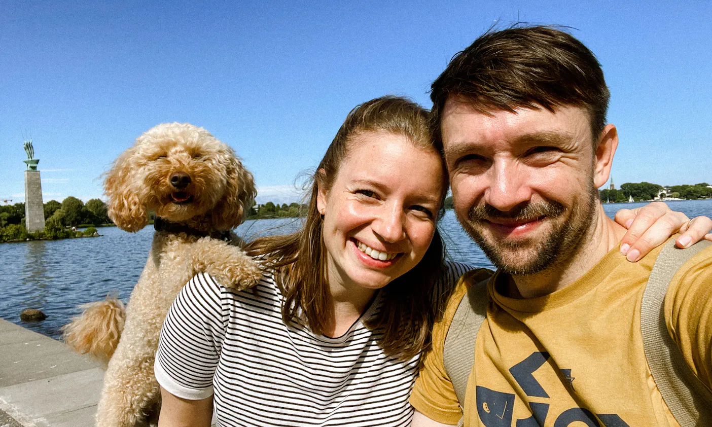 Hund schaut beim Selfie direkt in die Kamera