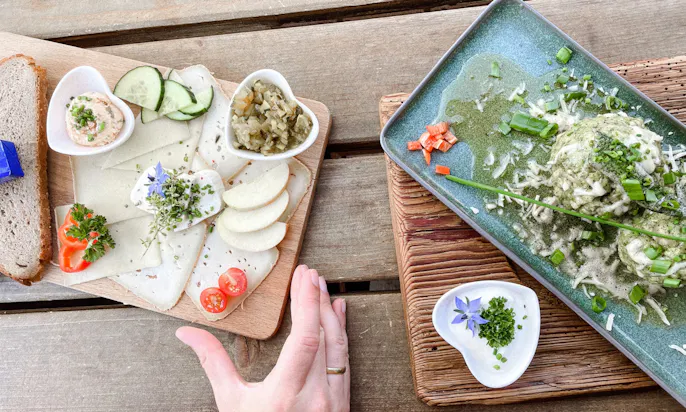 Brotzeit in der Kafma Alm am Wilden Kaiser in Tirol in Österreich