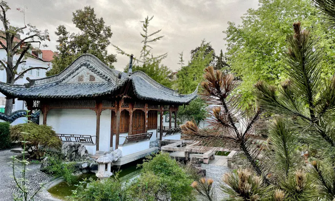 Chinesischer Garten mit Hund