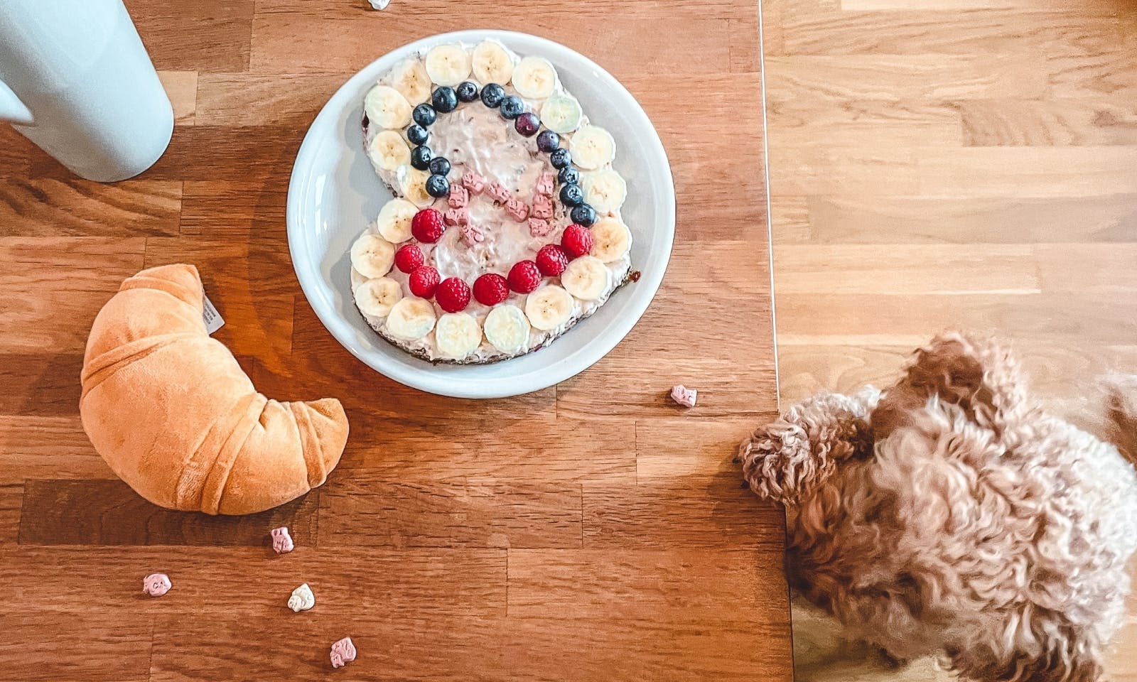 Hundespielzeug in Croissant-Form