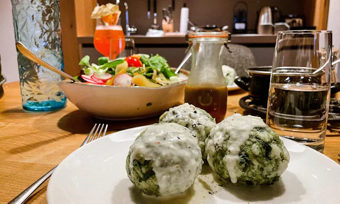 Tiroler Späzialitäten: Spinatknödel, Käsesauce und Salat