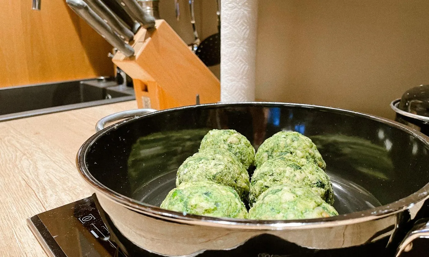 Tiroler Späzialitäten: Spinatknödel, Käsesauce und Salat